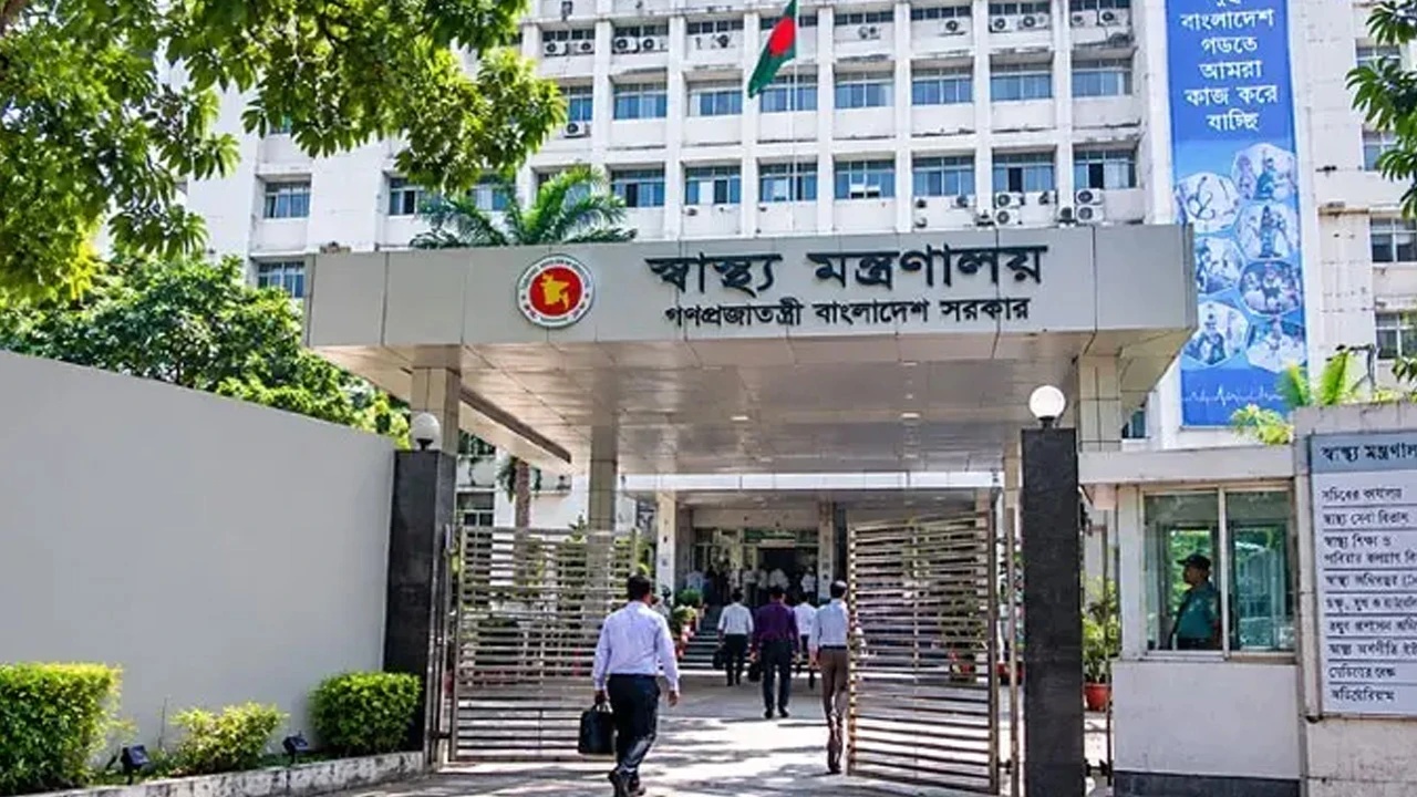 স্বাস্থ্যসেবা তদারকিতে মাঠে নামছেন ৫৪ কর্মকর্তা