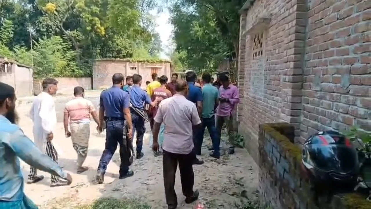 চাঁপাইনবাবগঞ্জে ৩ ককটেল বিস্ফোরণ, আহত ২