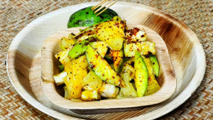 জ্বরে মুখ তেতো, খেতে পারেন টক ফল মাখা