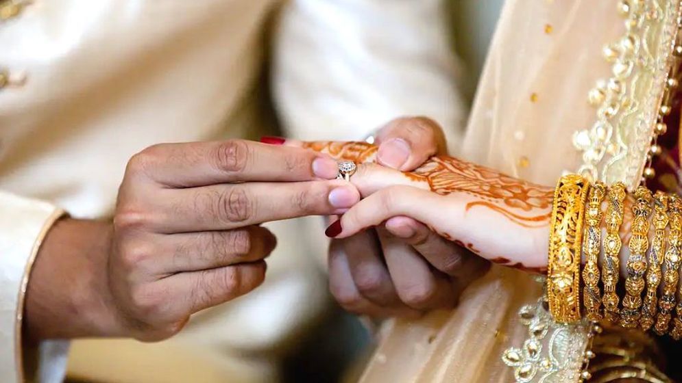 বিয়ের আংটি কেন অনামিকায়, জানুন ইতিহাস
