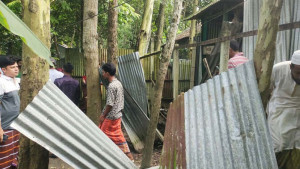 মাদক বিক্রির অভিযোগে বাড়ি ভাঙলেন স্থানীয়রা