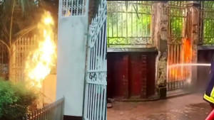 সিরাজগঞ্জে বজ্রপাত থেকে জ্বালানিমন্ত্রীর বাসায় আগুন