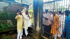 স্বাস্থ্যকেন্দ্রে নেই কোনো চিকিৎসক, তালা ভাঙে ঢুকলেন এমপি