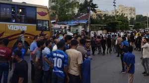 মহাখালীতে সড়ক অবরোধ, যান চলাচল বন্ধ