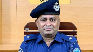 কার্যক্রম নিষিদ্ধ আওয়ামী লীগ সমর্থকের বাড়িতে ভূরিভোজ, ওসি প্রত্যাহার