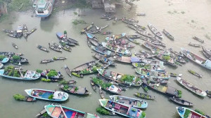 ৪ ঘণ্টায় কোটি টাকার বেচাকেনা যে ভাসমান হাটে