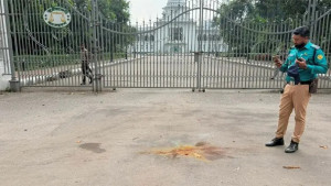 ৭ আসামির মৃত্যুদণ্ডের পর সুপ্রিম কোর্টের সামনে ককটেল বিস্ফোরণ