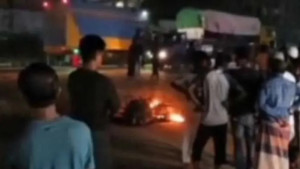 নারায়ণগঞ্জে ছাত্রলীগ-যুবদল সংঘর্ষ, ফাঁকা গুলি-অগ্নিসংযোগ