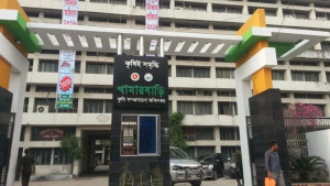 খামারবাড়িতে তিন কর্মকর্তার ছবি দিয়ে ‘স্বৈরাচারের দোসর’ পোস্টার