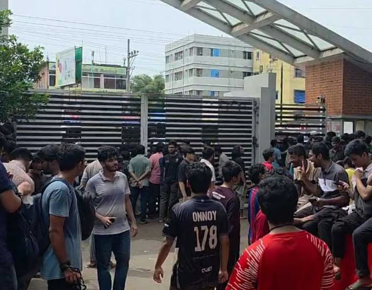 শিক্ষার্থীদের শাটডাউনে অচল চুয়েট