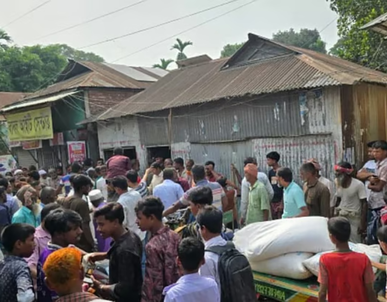 কুড়িগ্রামে সার বিতরণে বিশৃঙ্খলা, ১ কর্মকর্তাকে বদলি