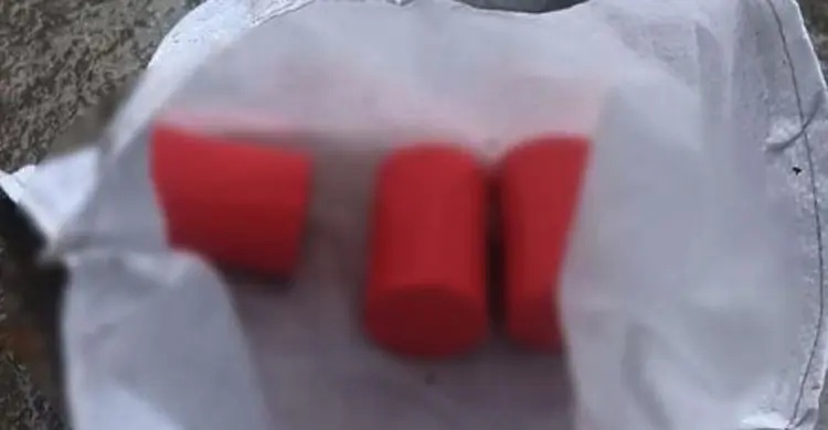 গোয়ালঘরে মিললো ককটেলের মতো ৩ বস্তু