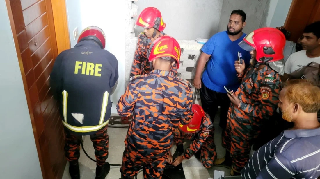 জেলায় জেলায় বিয়ে করা সাবেক ওসিকে নারীসহ ধরলেন ষষ্ঠ স্ত্রী
