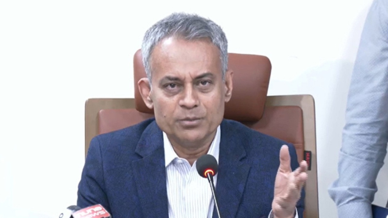 ১ পয়সা বেশি নিলে রুট পারমিট বাতিল: শেখ রবিউল আলম