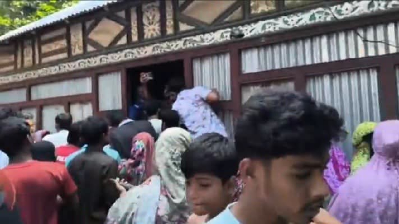মা-ভাতিজিকে কুপিয়ে হত্যা, যুবককে আটক করলো এলাকাবাসী